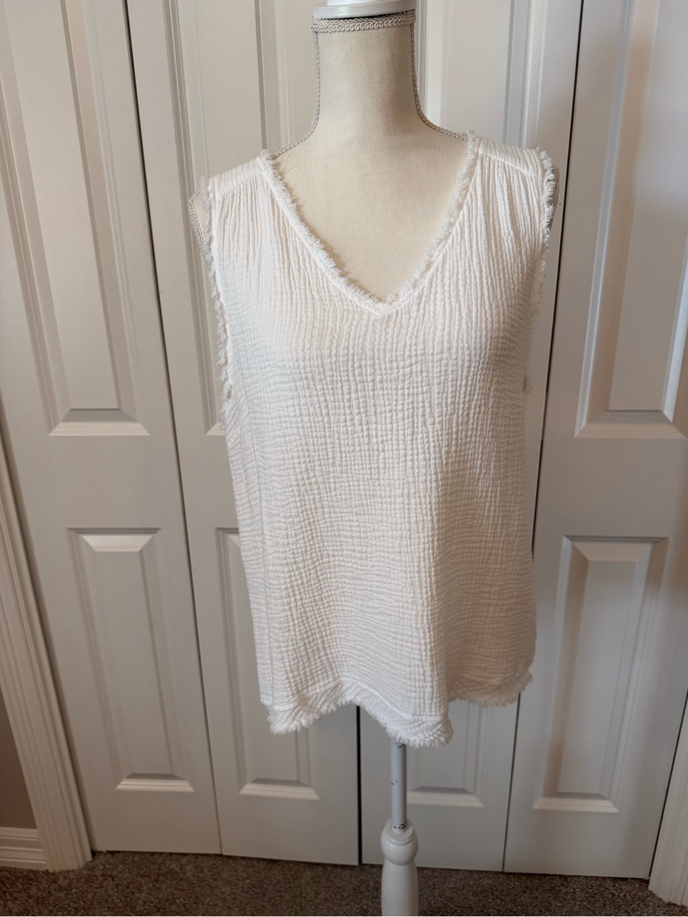 White Sleeveless V-Neck Textured Tank Top Size Large EUC